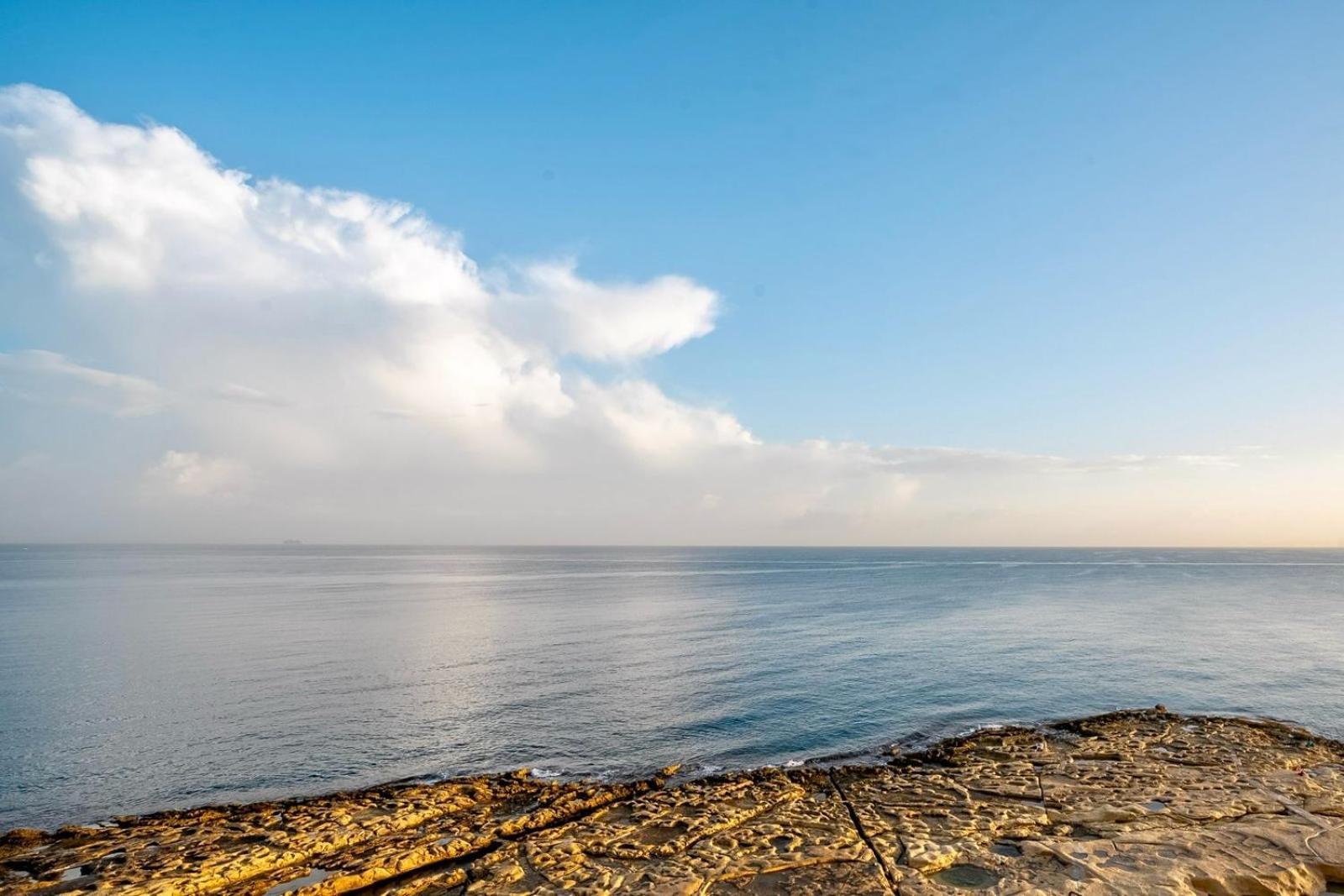 Sea Front 3 Bedroom With Ps5 Apartment Sliema